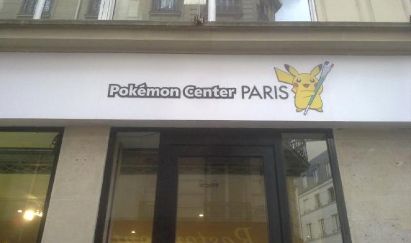 20 scatti dal Pokémon Center di Parigi: peluche, magliette e molto altro!
